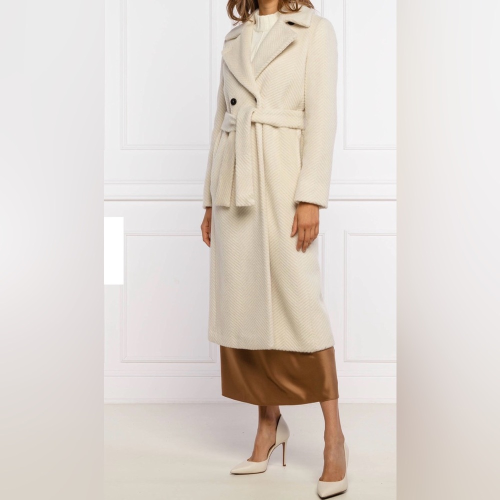 Marella Wool blend double-breasted coat with belt: Model Camera